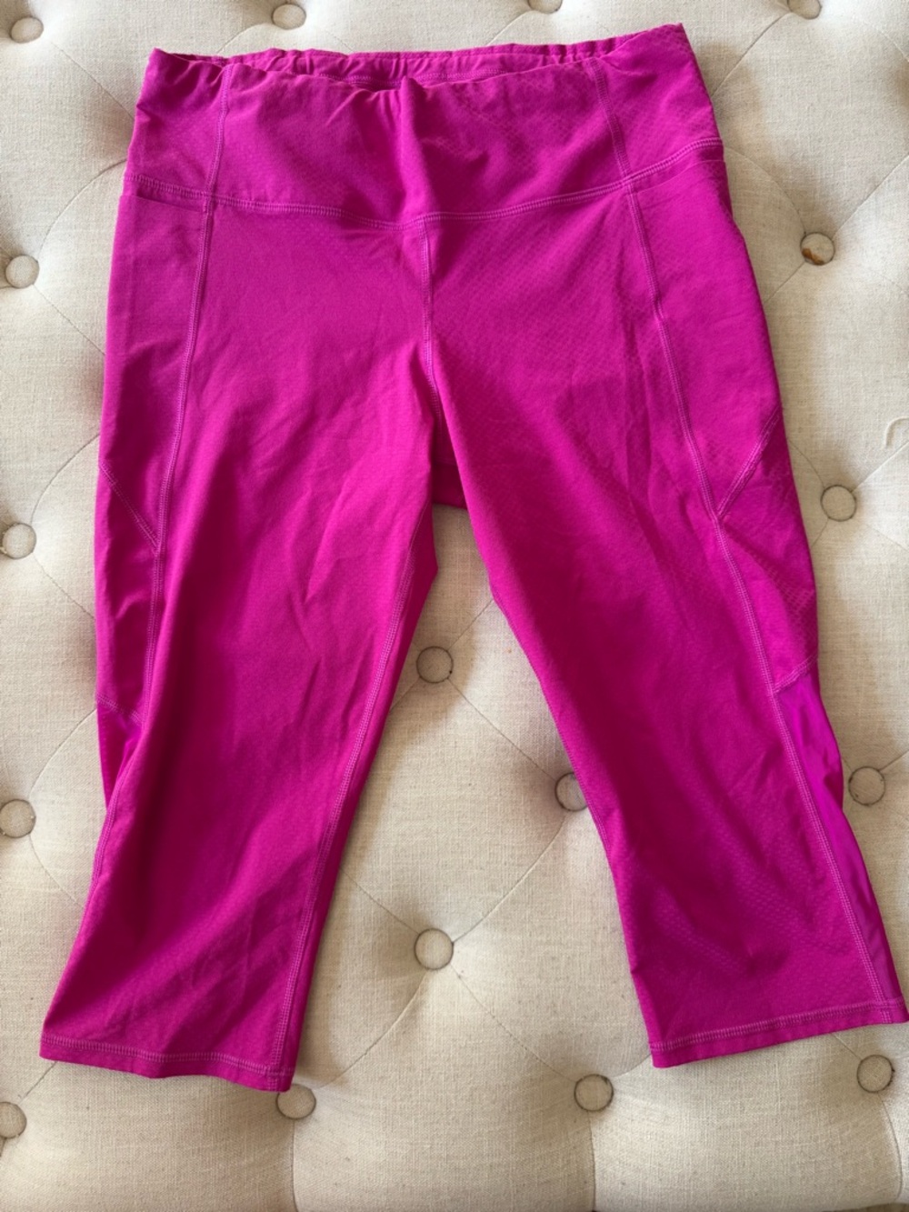 Bright Magenta Athleta Cropped Leggings Size Medium 3/4 length